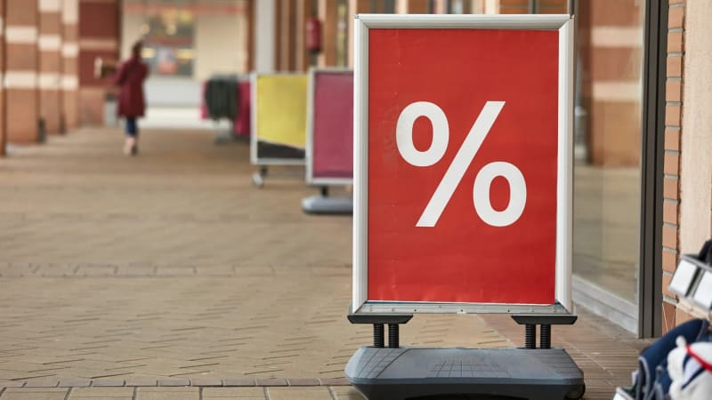 Reklama na slevu je až v polovině případů klamavá. Jak se nenechat napálit?