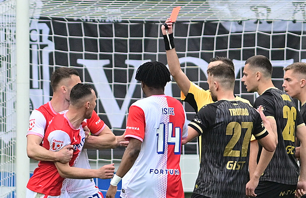 Ze excesy prospěšné práce. Slavia údajně  potrestala Chorého s Bořilem