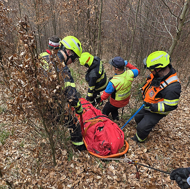 Dramatická záchrana na Šumpersku: k dělníkovi se lékař musel slanit z vrtulníku