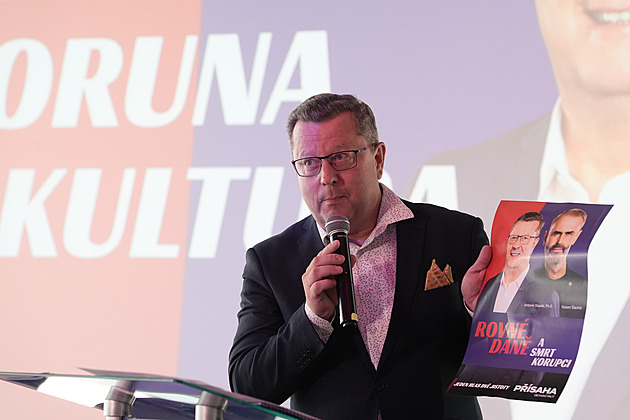 Europoslanci končí ve Šlachtově Přísaze. Nepřijatelné, složte mandát, reaguje hnutí