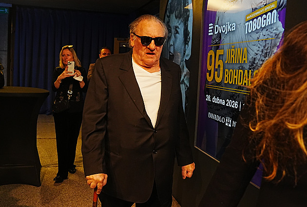 Jiřina Bohdalová slaví 95 let. Při oslavě v Hybernii zasedl do publika Depardieu