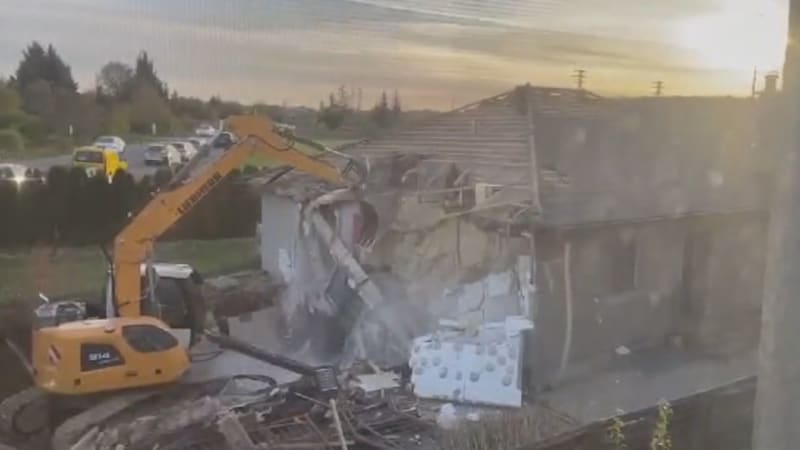 Demolice černého domu v Dobšicích: Strhl ho bagr. Fakturu pošlu i policii, zlobil se majitel