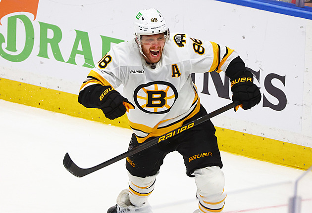 Nevzdáme se! Pastrňák emotivně slavil, fanoušci soupeře ho zasypali nadávkami