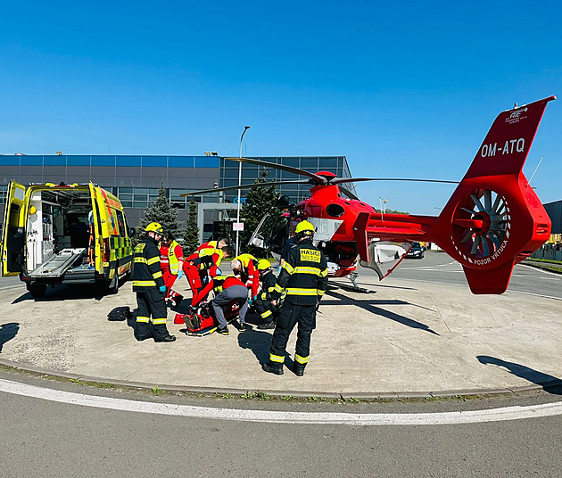 Dělníka přimáčkl těžký stroj, vážně zraněného jej transportoval vrtulník