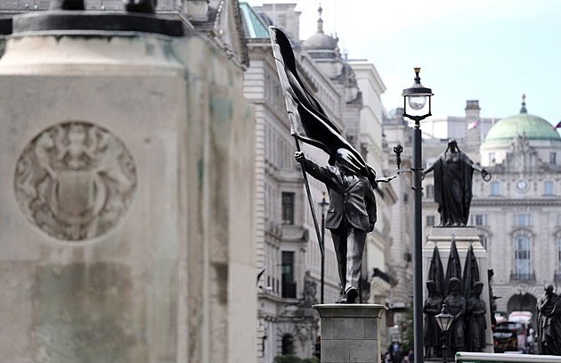 V mezeře v srdci Londýna se náhle zjevila socha, Banksy kritizuje nacionalismus