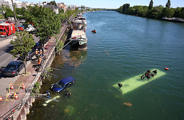 Lekce řízení v Seině. Řidička v zácviku potopila autobus i zaparkované auto