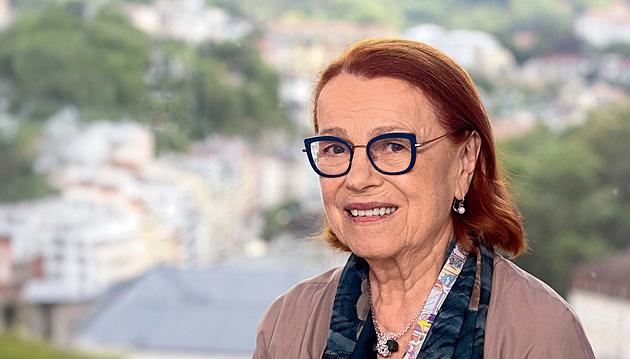 Za sen o herectví mi přilétla facka, ale já to chtěla hlava nehlava. Zpověď Ivy Janžurové