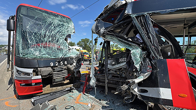 VIDEA TÝDNE: Nehoda autobusu, záchrana v metru a ebola v Česku