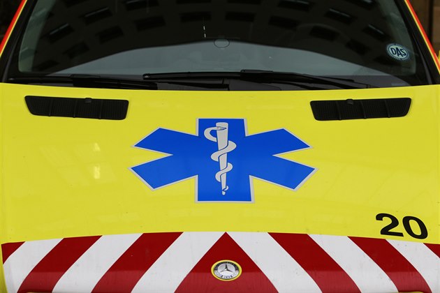 Malé dítě skončilo pod koly samovolně rozjetého auta, utrpělo vážná zranění