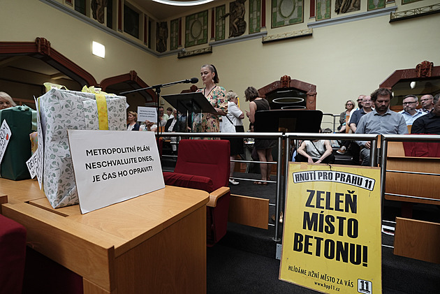 Metropolitní plán napadli aktivisté, zastupitelé o něm mohou jednat do noci