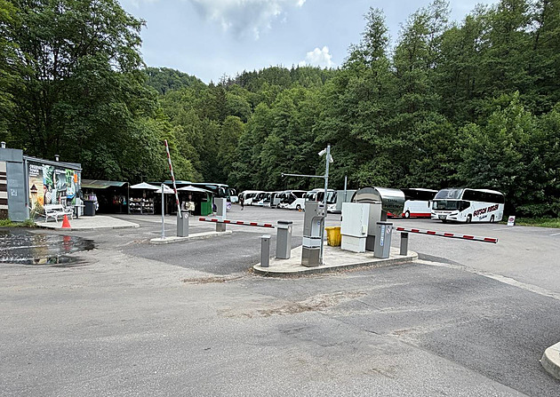 Známé karlovarské parkoviště bude komfortnější pro návštěvníky i řidiče autobusů