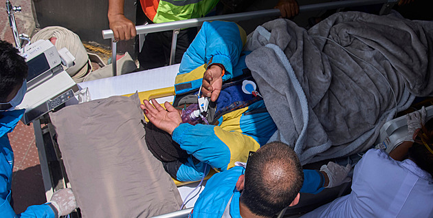 Ztratil se na Everestu, přežil týden sám. Ze zázračného příběhu se klube průšvih