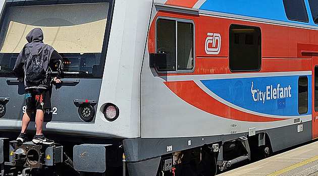 Nezletilí chlapci pořádně riskovali. Vezli se na spřáhle vlaku
