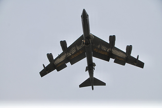 V Kalifornii havaroval strategický bombardér B-52, zahynula zřejmě celá posádka