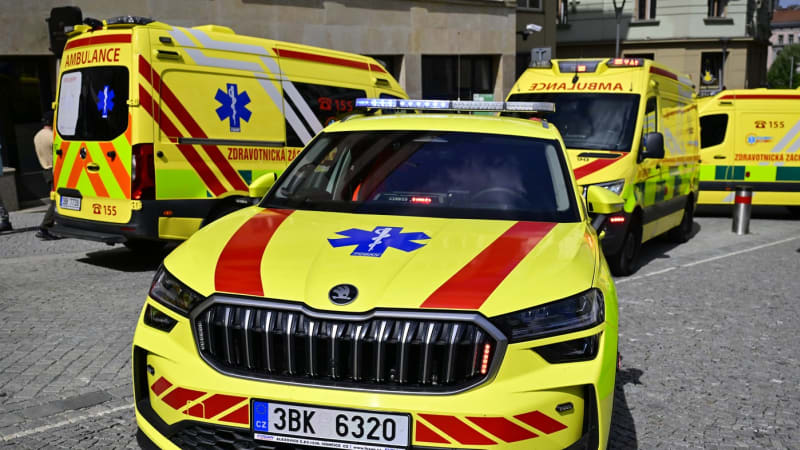 Řidič v Ústí srazil chodkyni. Rozzuření svědci ho vytáhli z auta a zbili, skončil v nemocnici
