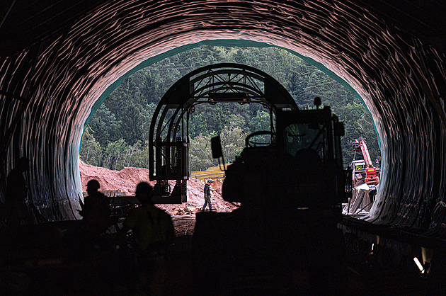 Stavbaři na obchvatu Náchoda už betonují vnitřek tunelu Dolní Radechová