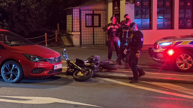 Divočina na Nuselském mostě. Policisté zasahovali proti 70 motorkářům, hrozili střelnou zbraní