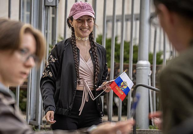 Transparentní nejsou, ale je to minimum, co můžeme udělat. Rusové v Česku volili