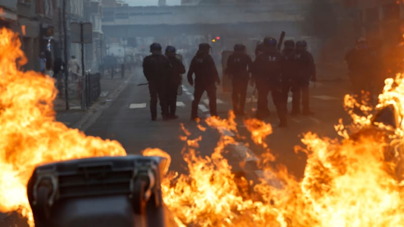 Francií otřásají násilné protesty. Ve městech hoří školy, zasedla krizová skupina