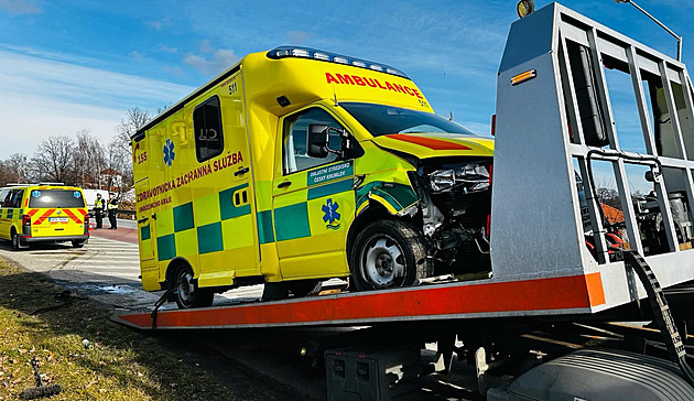 Při srážce sanitky s autem v Soběslavi se zranil řidič, pacient a záchranář