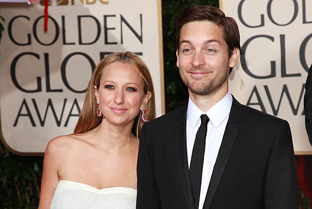 Tobey Maguire pár týdnů po rozvodu oddal svou exmanželku. Vzala si syna miliardáře
