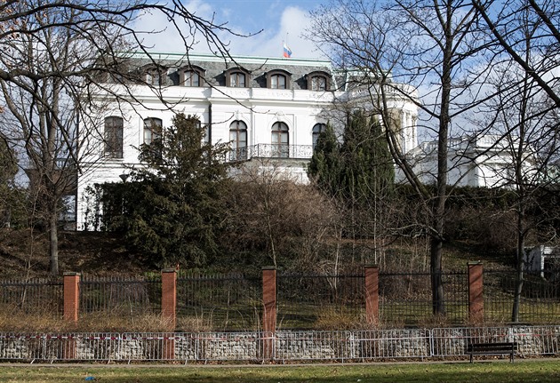 Zbořím zeď u ruského velvyslanectví. Čižinský bojuje peticí za část Stromovky