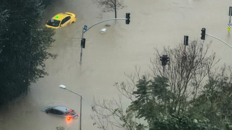 Silné deště zabíjely v Istanbulu. Videa zachycují, jak voda zaplavila město