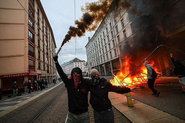 Hořící auta a budovy, slzný plyn i vodní děla. Jak Francii ovládly masivní protesty